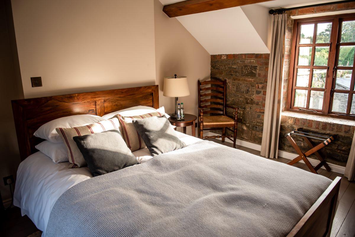 Luxury Accomodation with Hot Tub Near Belfast Larchfield Estate